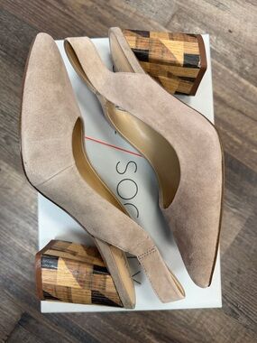 BRAND NEW Sole Society Tadisa Wood Block Taupe Suede Slingback Pumps Shoe Size 6